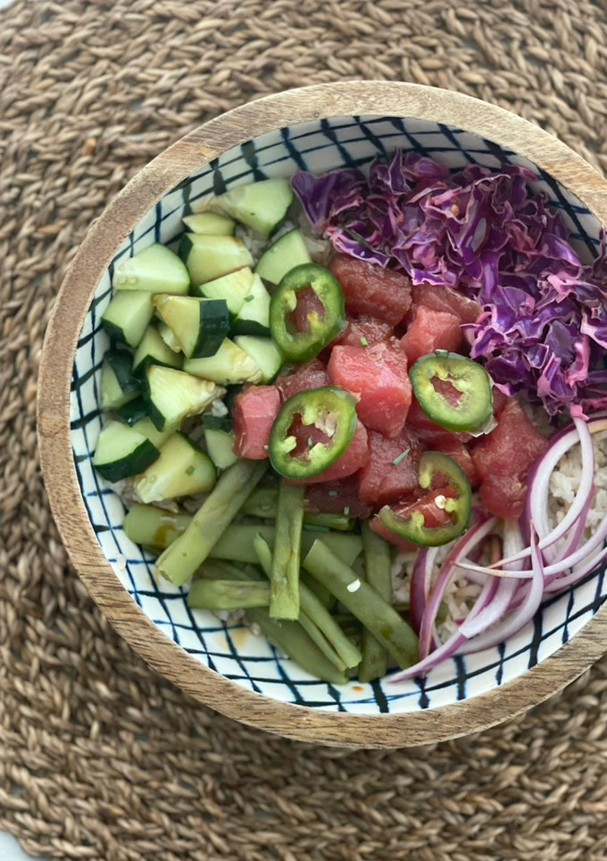 Una foto de Poke bowl de atún fresco