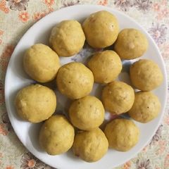 A picture of Besan ladoo.