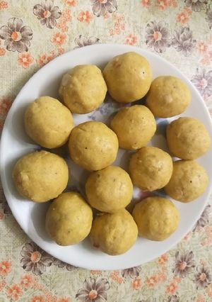 A picture of Besan ladoo.