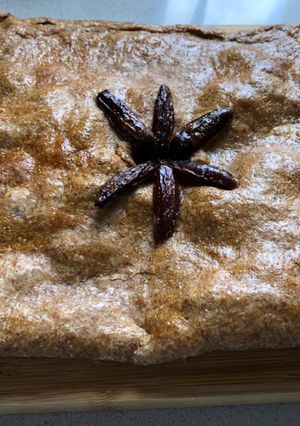 Una foto de Empanada de dátiles, jamón y queso