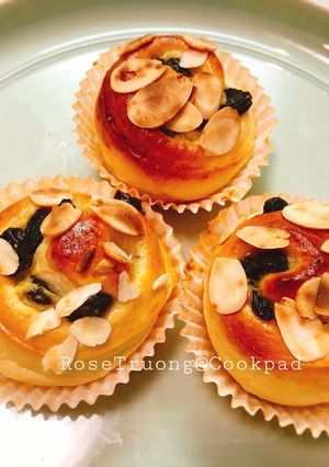 Hình của món Bánh Mì Nho Hạnh Nhân.