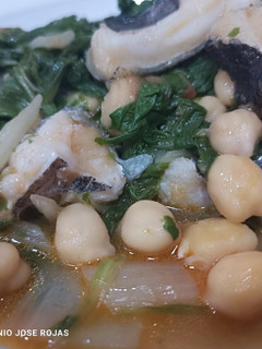 Una foto de Acelgas, garbanzos y bacalao Skrei