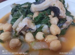 Una foto de Acelgas, garbanzos y bacalao Skrei