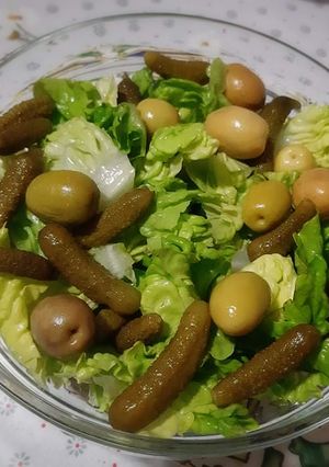 Une photo de Salade de laitue aux olives vertes et cornichons ❤