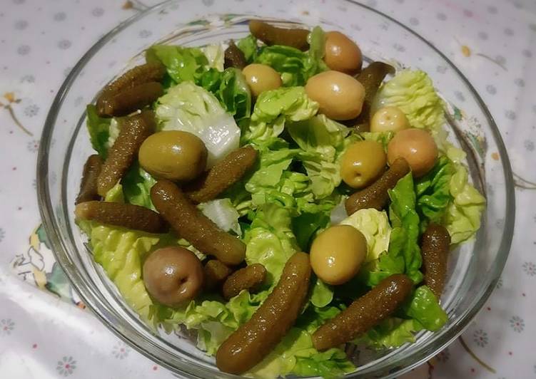 Recette de Super rapide fait maison Salade de laitue aux olives vertes et cornichons ❤