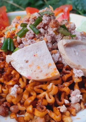 Hình của món Mì tương đen trộn thịt chả.