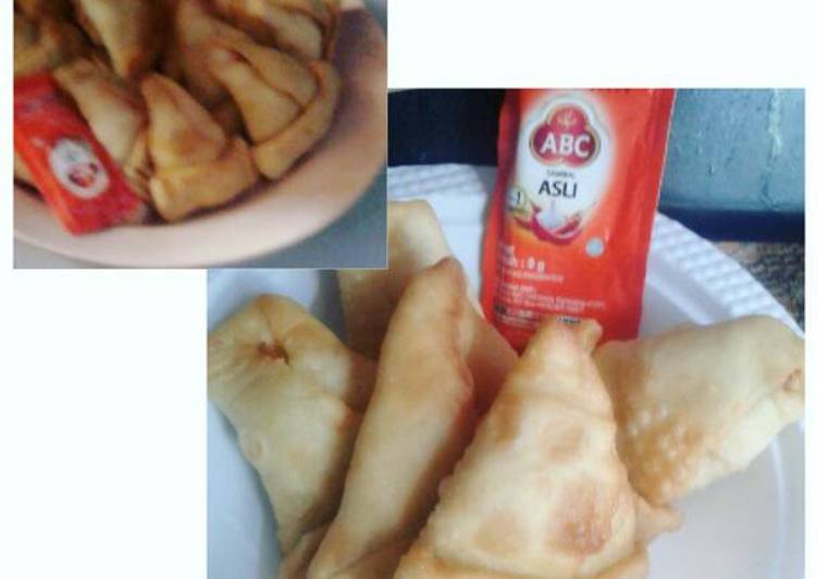 Bagaimana Menyiapkan Samosa sederhana, Lezat