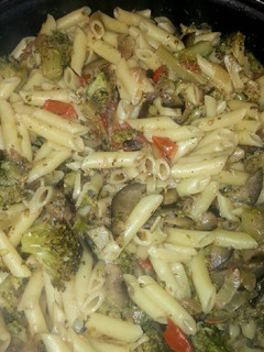 Una foto de Macarrones con berenjenas y tomates cherry