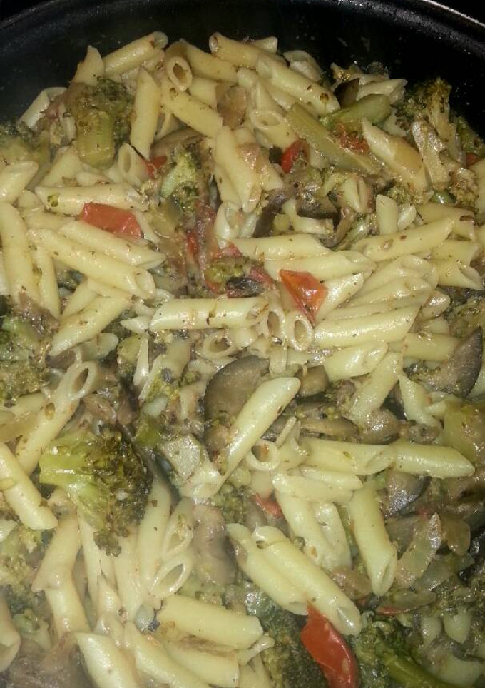 Una foto de Macarrones con berenjenas y tomates cherry