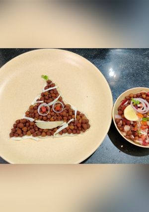 A picture of Brown Chickpeas Chaat.