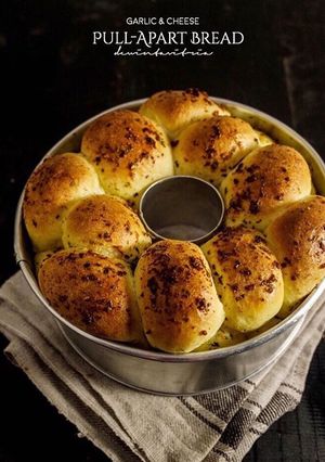Foto resep GARLIC CHEESE PULL-APART BREAD (Roti Tarik)