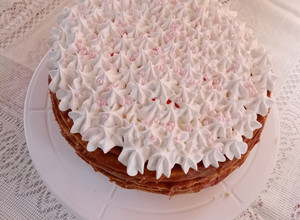 Una foto de Torta rogel o alfajor