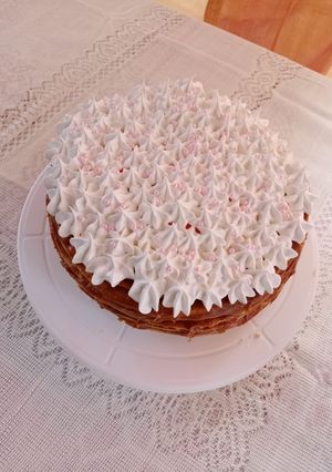 Una foto de Torta rogel o alfajor