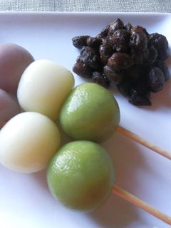Una foto de Dango tricolor de boniato violeta, yuzu y té Matcha