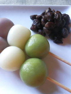Una foto de Dango tricolor de boniato violeta, yuzu y té Matcha