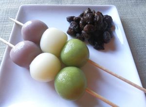 Foto principal de Dango tricolor de boniato violeta, yuzu y té Matcha