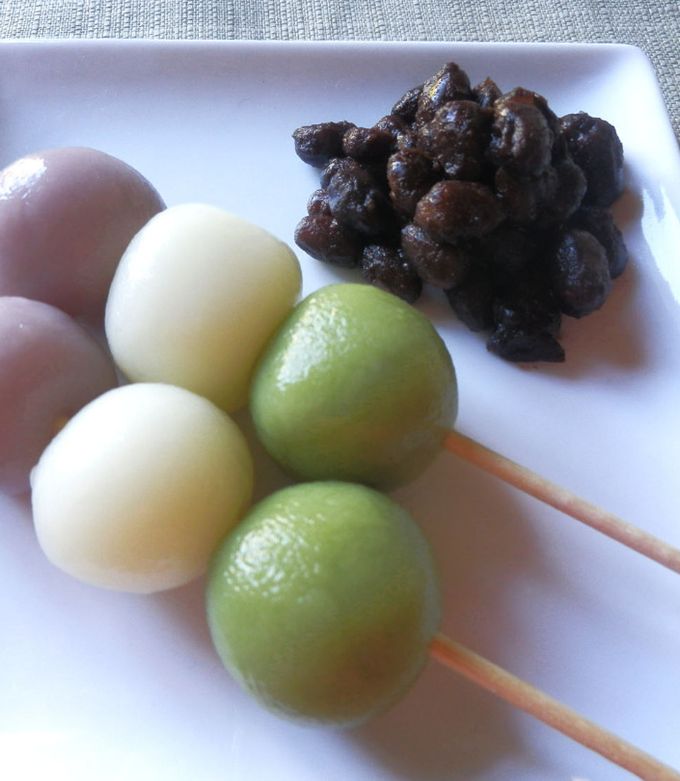 Una foto de Dango tricolor de boniato violeta, yuzu y té Matcha