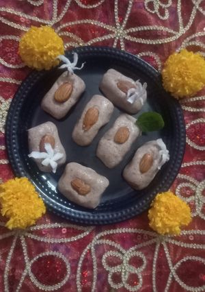 व्रत स्पेशल पिन्नी (Vrat special pinni recipe in Hindi) रेसिपी मुख्य फोटो