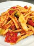 Cortecce Fresche con Peperoni, Zucchine e Salsiccia