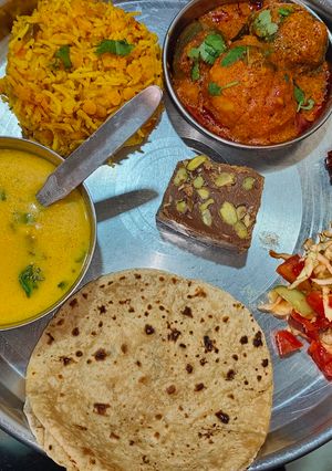 A picture of Gujarati dish Bhrela ringna bateta nu sak.