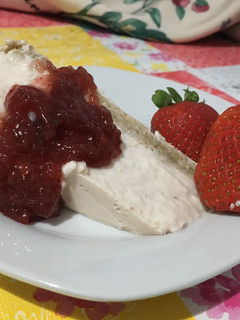 Una foto de Tarta de queso, plátano, fresa 🍓 y miel con base de avena