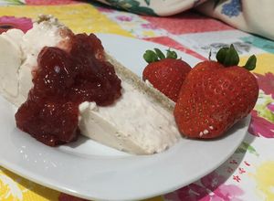 Foto principal de Tarta de queso, plátano, fresa 🍓 y miel con base de avena