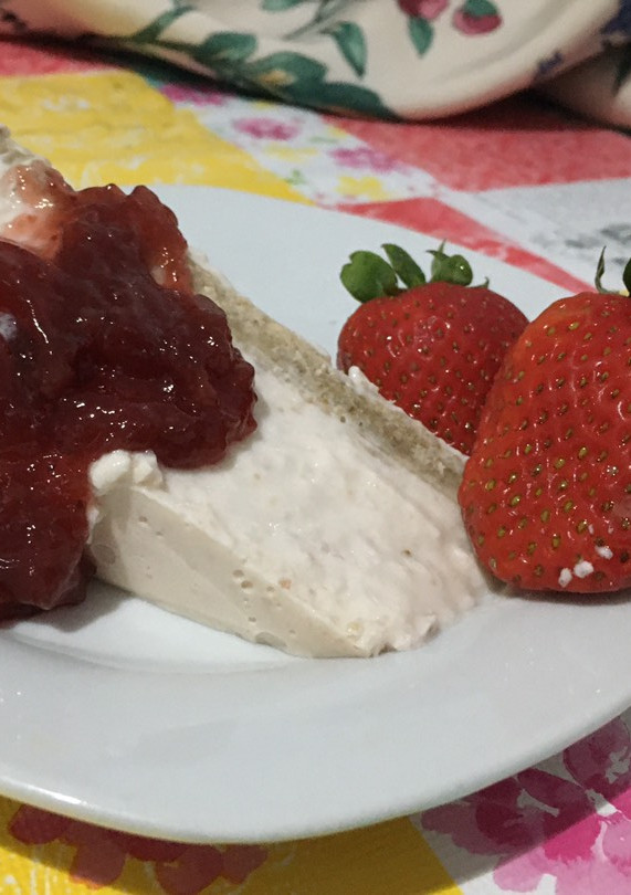 Una foto de Tarta de queso, plátano, fresa 🍓 y miel con base de avena