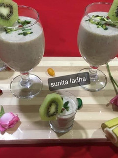 कीवी बनाना बादाम शेक (kiwi banana badam shake recipe in Hindi) रेसिपी मुख्य फोटो