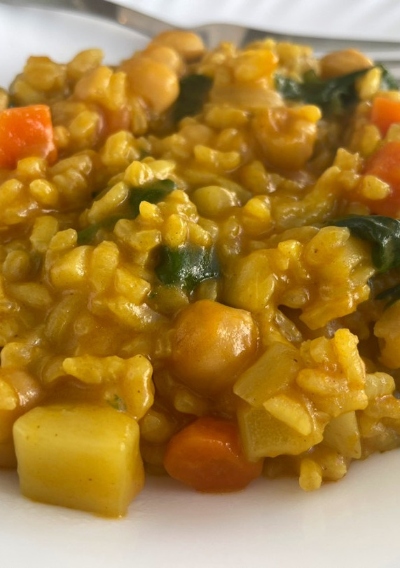 Una foto de Arroz meloso de curry de garbanzos