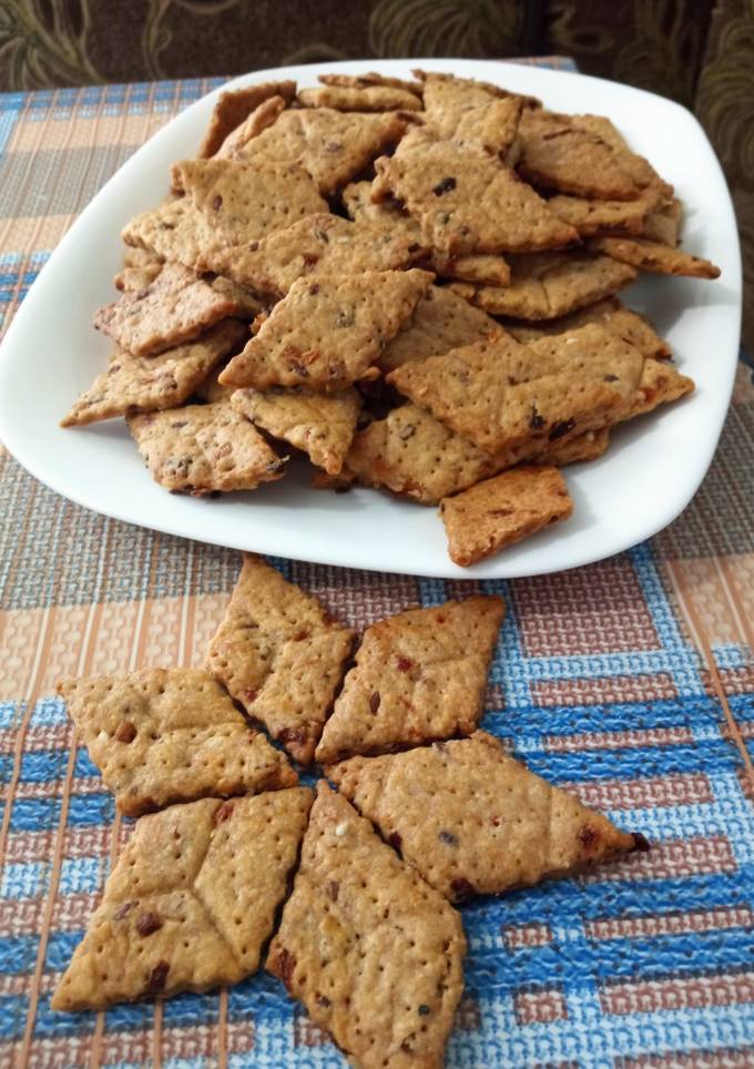 Солоне печиво зі шкварками і цибулею