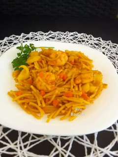 Una foto de Fideos con sepia y langostinos