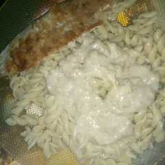 Una foto de Tirabuzones con salsa bechamel y filete de merluza
