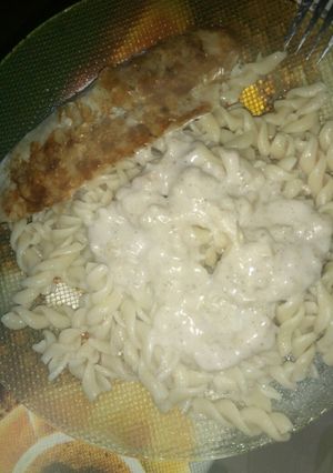 Una foto de Tirabuzones con salsa bechamel y filete de merluza