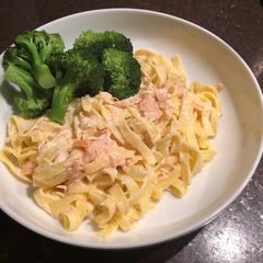A picture of 6 minute Salmon Broccoli pasta.