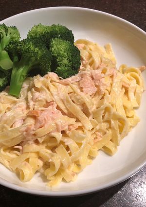 A picture of 6 minute Salmon Broccoli pasta.
