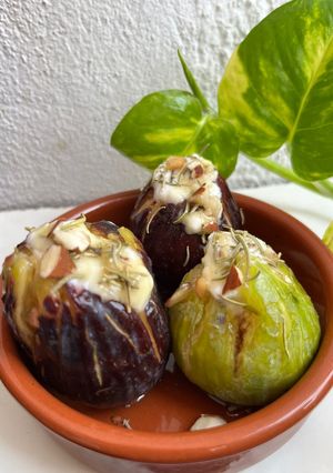 Une photo de Figues rôties au chèvre et au miel amande