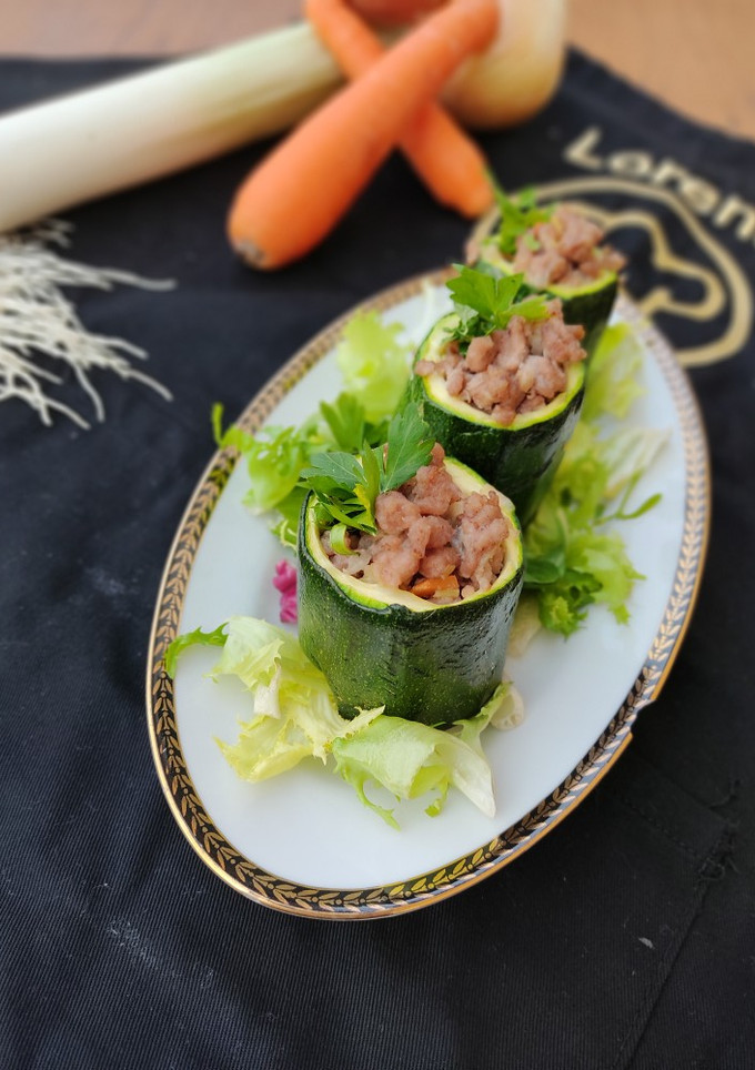 Una foto de Calabacines rellenos de carne y verduras 🤩🤤