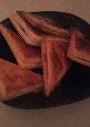 صورة لوصفة مونشو بشكل مثلث بالعجينة المورقة
