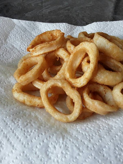 Una foto de Calamares fresco fritos