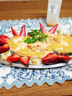 Una foto de Salmón a la plancha en lecho de fideos de arroz y salsa