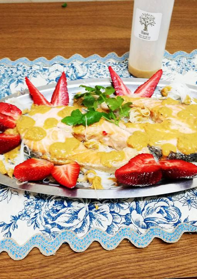Una foto de Salmón a la plancha en lecho de fideos de arroz y salsa