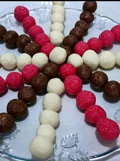 صورة لوصفة كرات جوز الهند الملونة