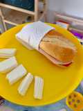 Bocadillo de pan de leche para merienda de niños