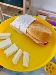 Una foto de Bocadillo de pan de leche para merienda de niños