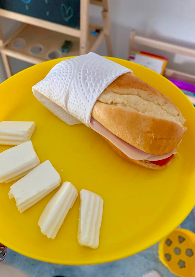 Una foto de Bocadillo de pan de leche para merienda de niños