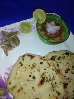 छोले कुलचे (Chole Kulche Recipe in Hindi) रेसिपी मुख्य फोटो