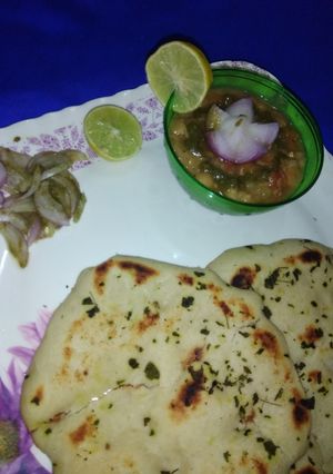 छोले कुलचे (Chole Kulche Recipe in Hindi) रेसिपी मुख्य फोटो