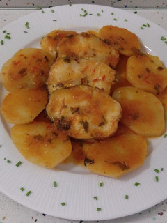 Una foto de Merluza en salsa con patatas