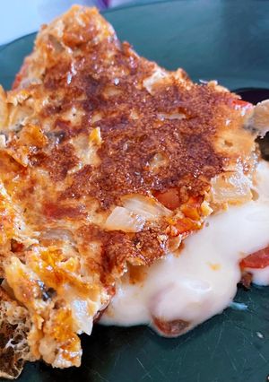 Una foto de OMELETTE CON HONGOS PORTOBELLO, TOMATE Y QUESO! 😍