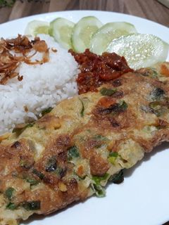 Foto resep PECEL TELUR (Telur Dadar ala Pecel Lele)